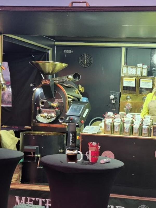 AeroPress cu cafea proaspăt prăjită, dimineți de rentrée