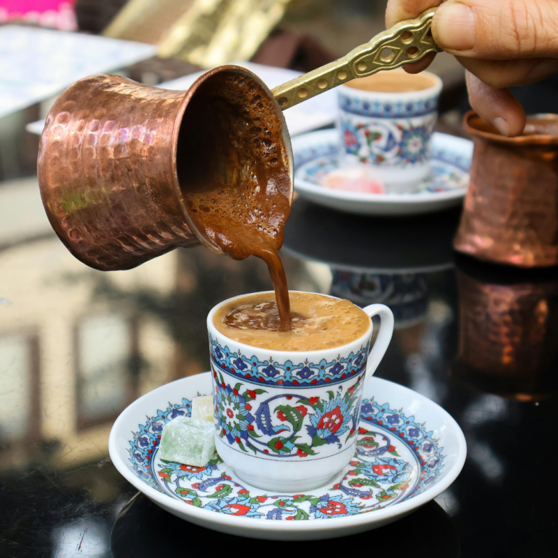 Café à la turque au cezve : le rituel le plus ancien