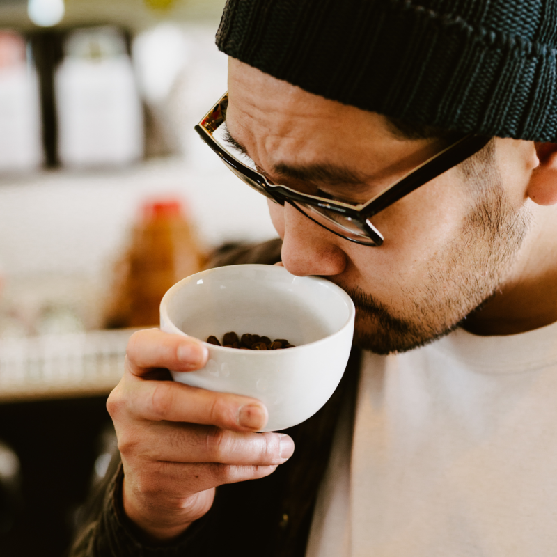 Mirosul cafelei proaspăt prăjite, purtat de vânt la piață